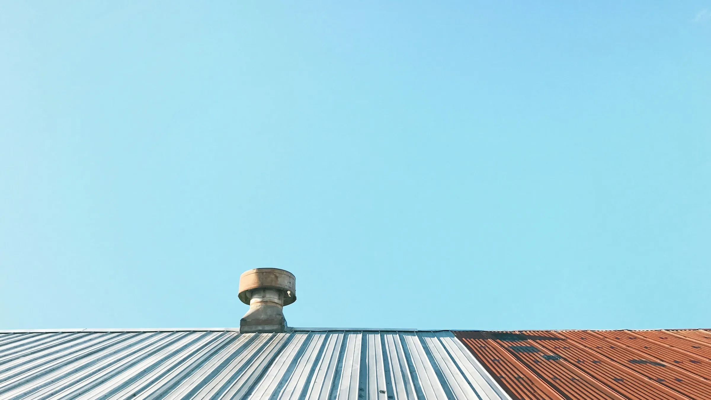 Pose d'une sortie de ventilation et raccords, bâtiment d'activité